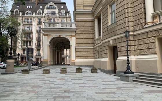 Въезд в Пале-Рояль запрещен: новое дорожное покрытие будет охранять муниципальный пост «фото»