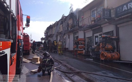 На “7 километре” пожар: горит двухэтажный магазин (фото) ОБНОВЛЕНО «фото»