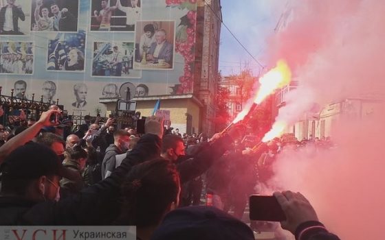 СБУ не будет объявлять подозрение Стерненко, но его сторонники все равно митингуют «фото»