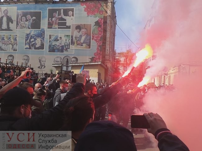 СБУ не будет объявлять подозрение Стерненко, но его сторонники все равно митингуют «фото»