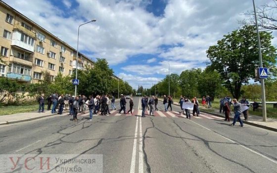 Одесситы вышли на акцию протеста возле аэропорта, перекрыв дорогу (видео) «фото»