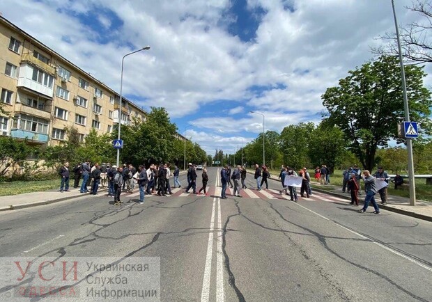 Одесситы вышли на акцию протеста возле аэропорта, перекрыв дорогу (видео) «фото»