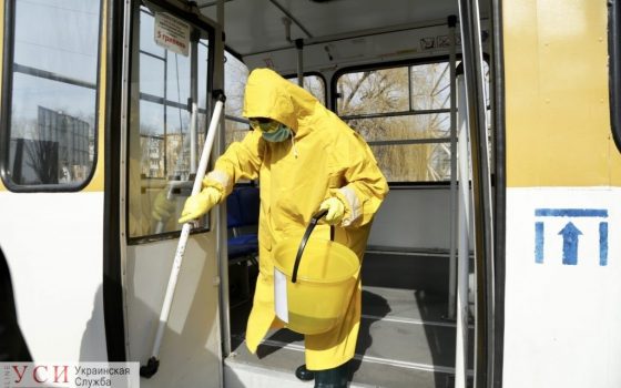 Брызгали из ведра “святой водой”: двоих сотрудников “Одесгорэлектротранса” уволят за странную “дезинфекцию” (видео) «фото»