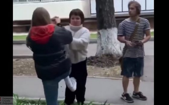 В Черноморске подростки избили девочку и выложили видео: ее мама не будет обращаться в полицию, но там уже начали следствие «фото»