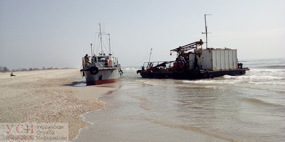 Севшее на мель в Одесской области судно экологии не угрожает, но отбуксировать его не могут (фото) «фото»