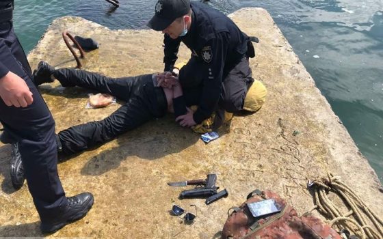 Одесские водолазы задержали нетрезвого “сталкера”, пытавшегося добраться до танкера Delfi usionline.com Одесские водолазы задержали нетрезвого “сталкера”, пытавшегося добраться до танкера Delfi «фото»