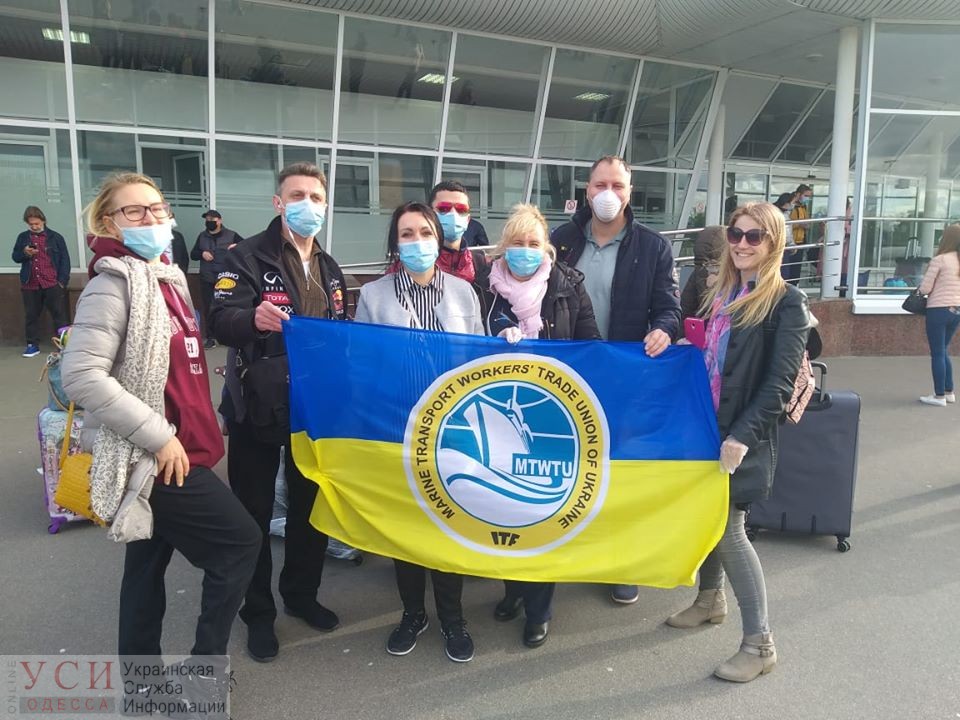В Украину вернулись 170 моряков, эвакуированных из Германии: почти все они – одесситы «фото»