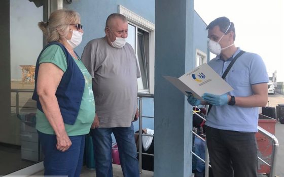 В Черноморск прибывает паром из Турции с 45 украинцами: среди них супруги, которые отмечают “золотую свадьбу” (фото) «фото»