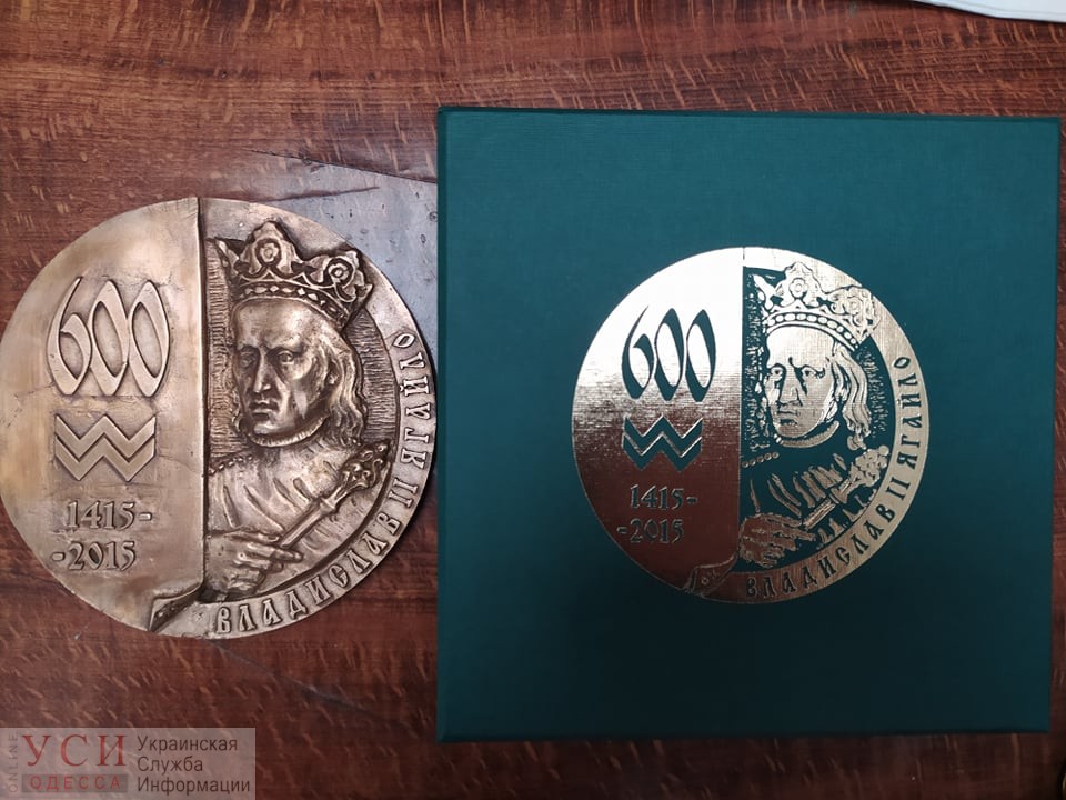 Одесские общественники подарили украинским и европейским музеям медаль в честь 600-летия Хаджибея «фото»