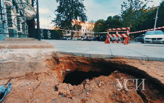 Не прошло и полгода: возле отреставрированного дома Руссова появился провал (фото) «фото»