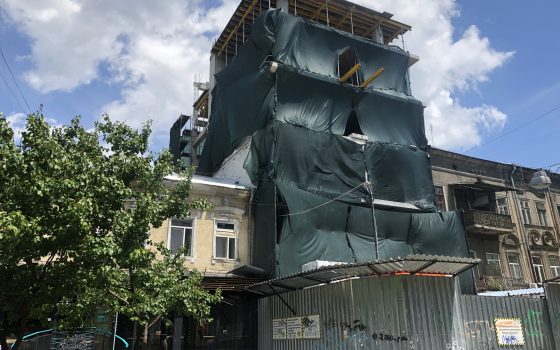 На Ришельевской выросла многоэтажка: тут незаконно захватили землю ради апартаментов (обновлено) «фото»