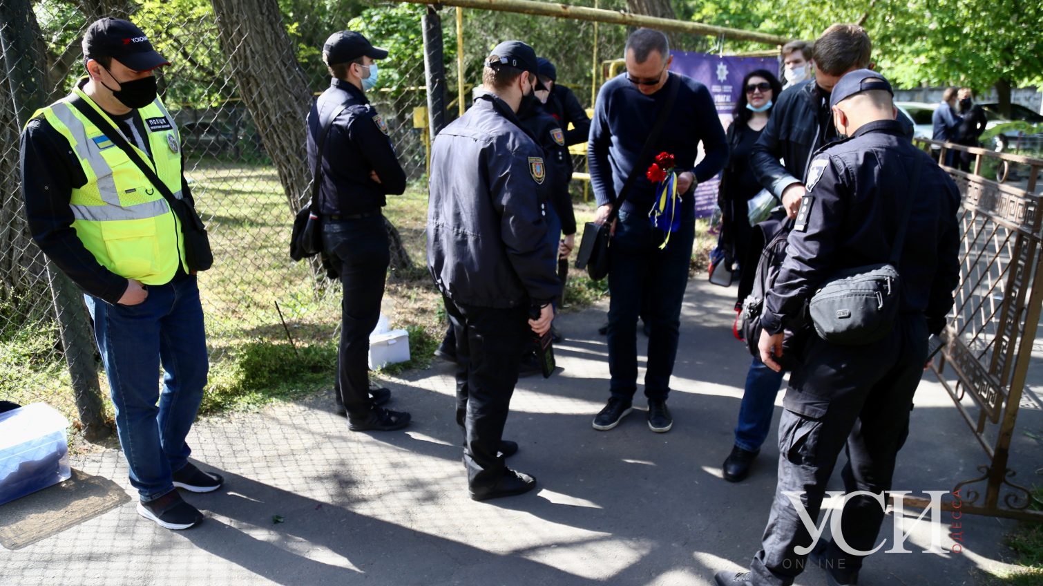 Одесситы вышли на Аллею Славы в День Победы, полиция контролирует вход (фото) «фото»