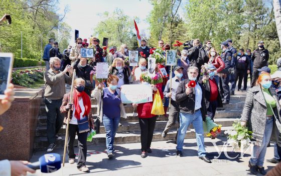 День Победы в Одессе: массовое возложение, одесситы с портретами ветеранов и бойцов УПА, автопробеги и задержания (фоторепортаж, видео) ОБНОВЛЯЕТСЯ usionline.com День Победы в Одессе: массовое возложение, одесситы с портретами ветеранов и бойцов УПА, автопробеги и задержания (фоторепортаж, видео) ОБНОВЛЯЕТСЯ «фото»