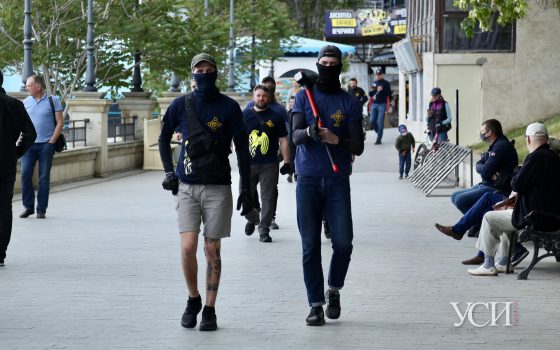 На 16 Фонтана акция протеста – активисты в третий раз пришли сносить настил на пляже, но договорились мирно (фото, трансляция) «фото»