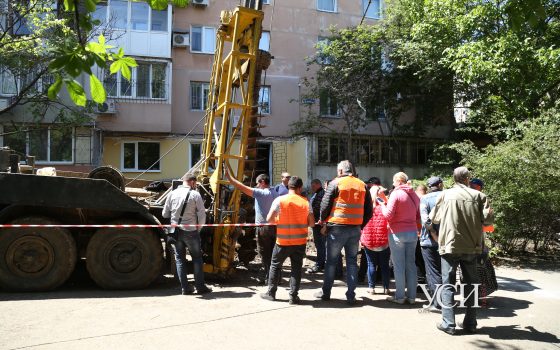 Конфликт на Таирова: одесситы выступили против соседа, который бурит сваи у высотки, тот отгородился охраной (фото, видео) ОБНОВЛЕНО «фото»