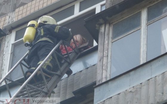 Пожарные спасли ребенка и пожилую женщину из горящей 9-этажки на Марсельской (фото) «фото»