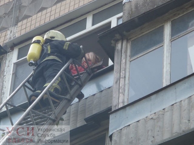 Пожарные спасли ребенка и пожилую женщину из горящей 9-этажки на Марсельской (фото) «фото»