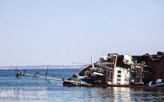 Затонувший танкер снова залил одесское побережье нефтью, дальше будет хуже (видео) «фото»