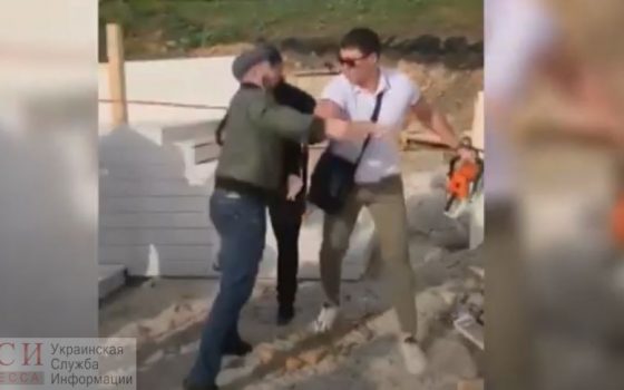 Битва за летнюю площадку: депутат горсовета Григорьев  показал свои боевые навыки (видео) «фото»