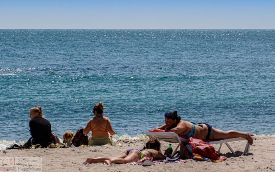 Карантинный релакс: одесситы вовсю загорают на пляжах без масок и не соблюдают дистанцию (фоторепортаж) «фото»