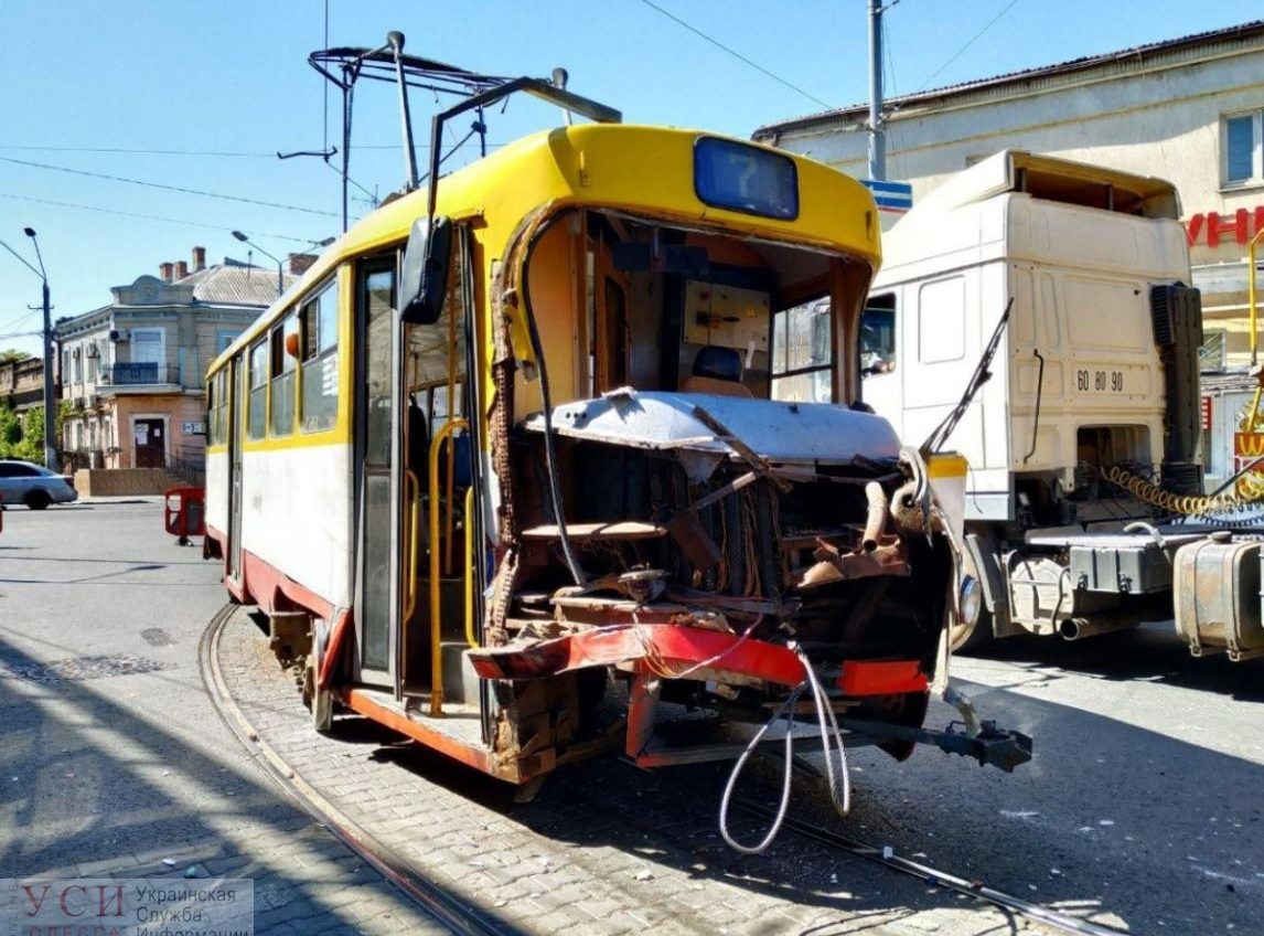 Под Пересыпским мостом фура влетела в трамвай: пострадавших нет «фото»