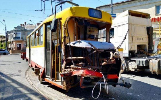 Под Пересыпским мостом фура влетела в трамвай: пострадавших нет «фото»