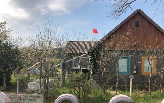 Житель Одесской области 1 мая вывесил над домом коммунистический флаг «фото»