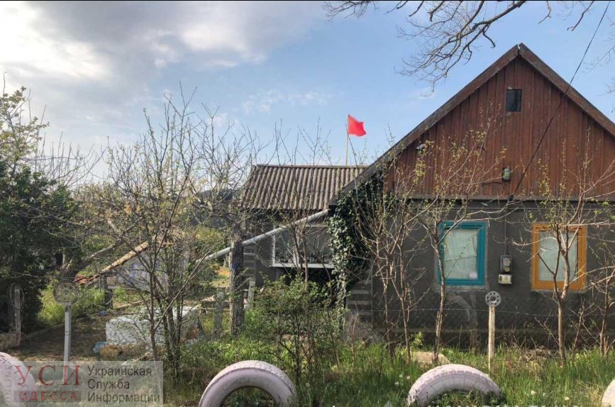 Житель Одесской области 1 мая вывесил над домом коммунистический флаг «фото»