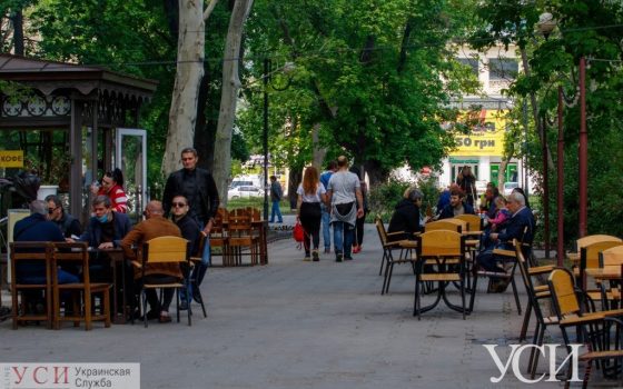 Гулять по 8, в кафе по 4: карантин снова смягчают «фото»