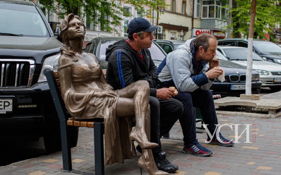 На Новом рынке установили скульптуры, которые прячут по ночам от вандалов (фото) «фото»