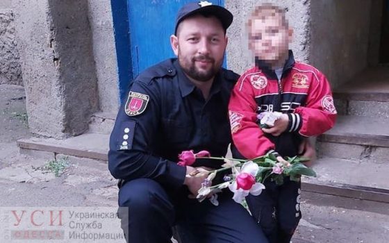 Маленький одессит вышел за цветами для мамы и потерялся, – ему помогли прохожие и патрульные (фото) «фото»
