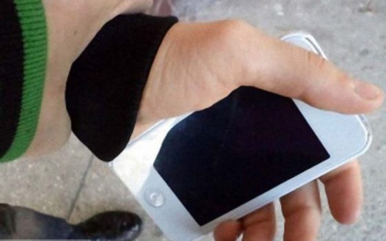 Битва за iPhone: женщина смогла остановить грабителя, его задержали очевидцы «фото»