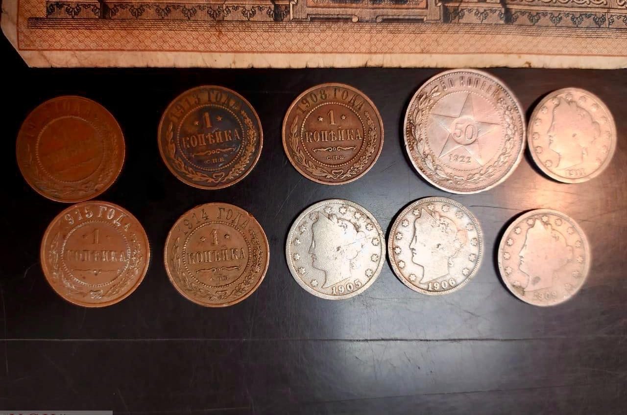 В Черноморском порту пограничники задержали коллекцию старинных банкнот и монет (фото) «фото»