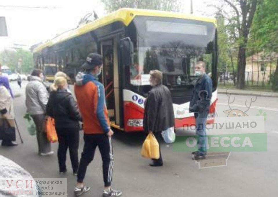 Раздраженные одесситы пытались заблокировать троллейбус на Разумовской «фото»
