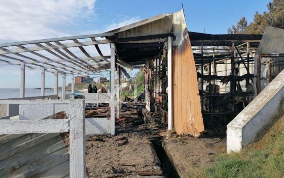 Ночью на пляже в Черноморске сгорела терраса кафе (фото) ОБНОВЛЕНО «фото»