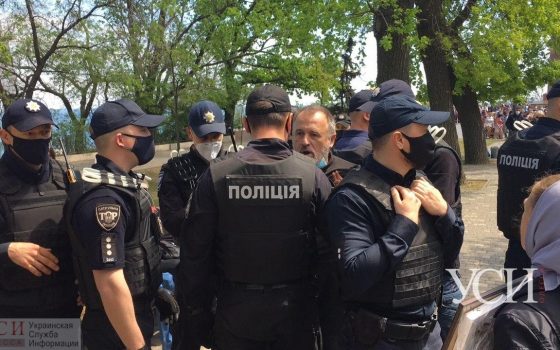 На Аллее Славы проводят задержания за нарушение карантина и оскорбление полиции (фото, видео) usionline.com На Аллее Славы проводят задержания за нарушение карантина и оскорбление полиции (фото, видео) «фото»