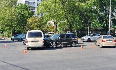 Авария на Таирова: джип столкнулся с микроавтобусом (фото) «фото»