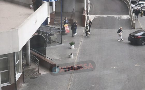 На Среднефонтанской мужчина выпрыгнул из высотки «фото»