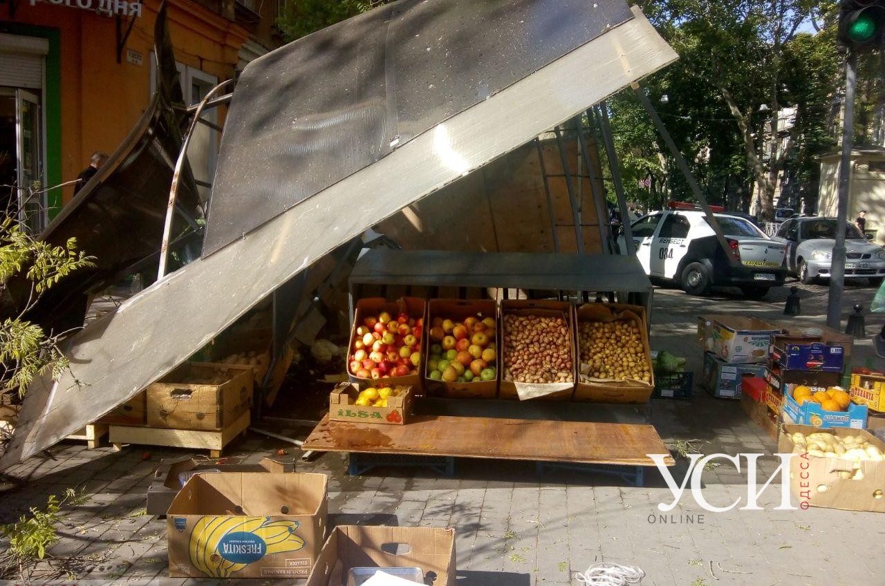 Большая ветка разгромила овощную палатку в центре Одессы (фото) ОБНОВЛЕНО «фото»
