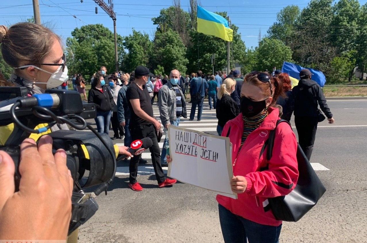 Восемь месяцев без зарплаты: портовики перекрыли въезд в Черноморск (фото) «фото»