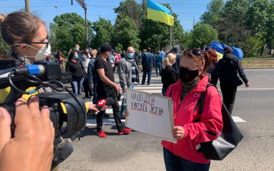 Восемь месяцев без зарплаты: портовики перекрыли въезд в Черноморск (фото) «фото»
