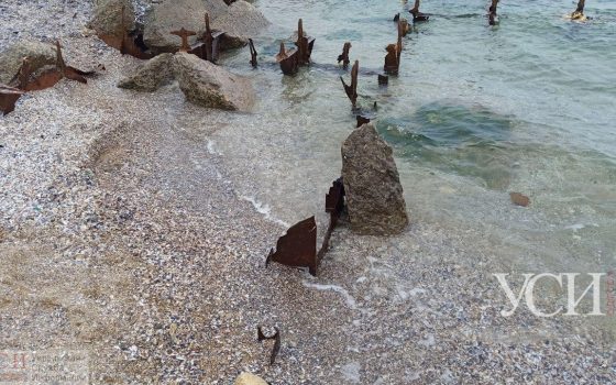 На пляже под Одессой из воды торчат ржавые штыри (фото) «фото»