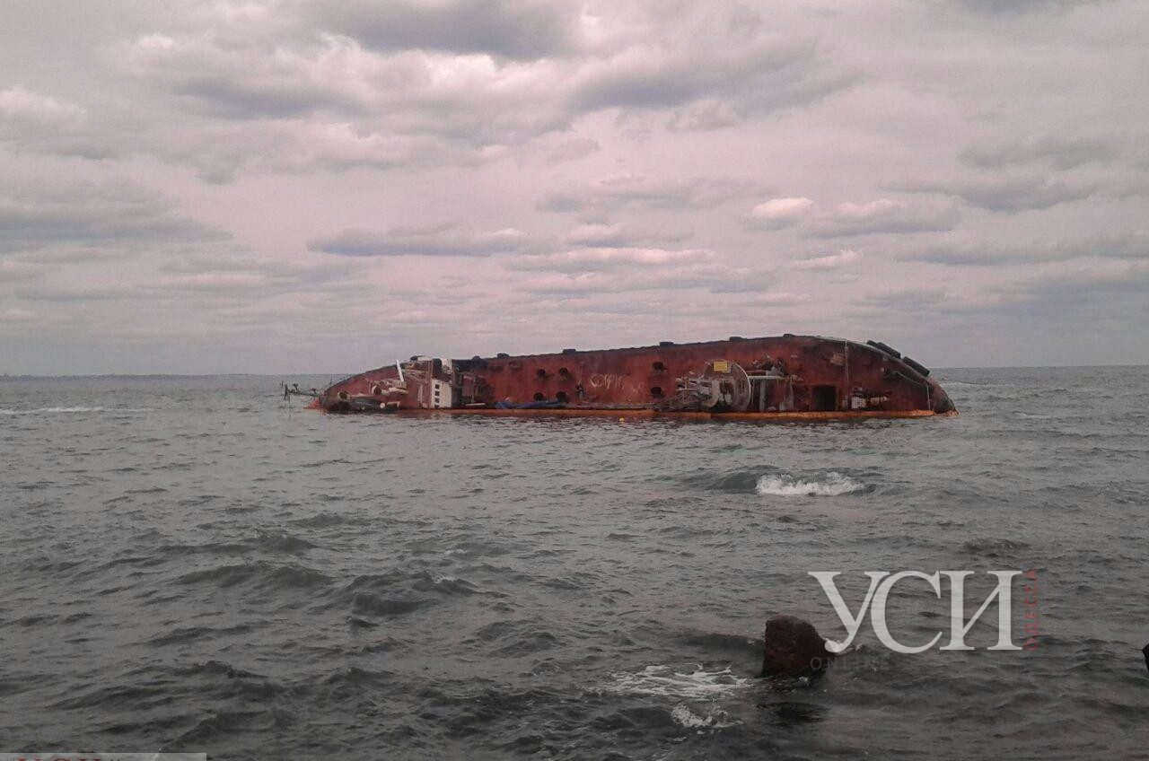 Мазут на пляже: из танкера Delfi произошла утечка топлива (фото) «фото»