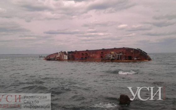 Портовики устранили утечку нефтепродуктов из затонувшего в Одессе танкера (фото) «фото»