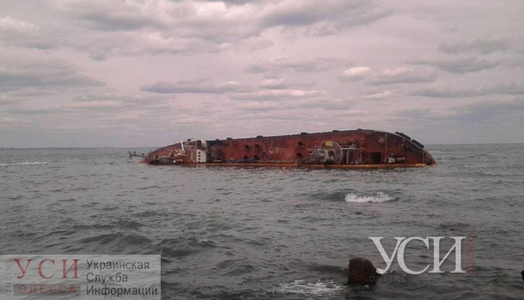 Портовики устранили утечку нефтепродуктов из затонувшего в Одессе танкера (фото) «фото»