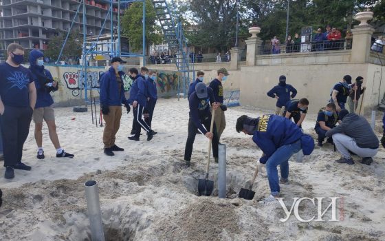 С пляжа на 16 станции Большого Фонтана активисты демонтировали металлические сваи (фото, видео) «фото»