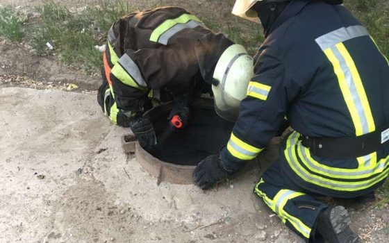 В люке на Глушко случился пожар – внутри оказалась женщина (фото, видео) «фото»