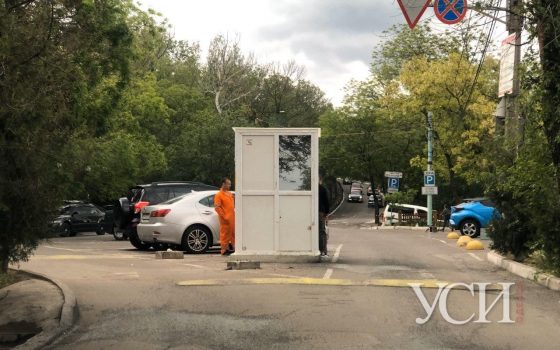 На Ланжероне активисты не дали установить шлагбаум: в мэрии говорят, что все законно (видео) «фото»