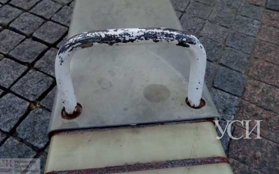 “Бриллиантовые качели”, на которые город потратил 4,4 миллиона, ржавеют и разваливаются (фото) «фото»