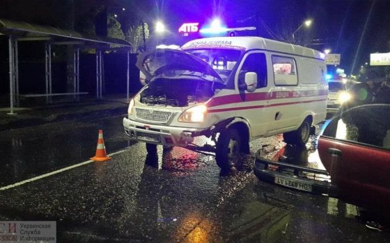 В Одессе авто протаранило машину скорой помощи, которая приехала к жертвам ДТП (фото) «фото»